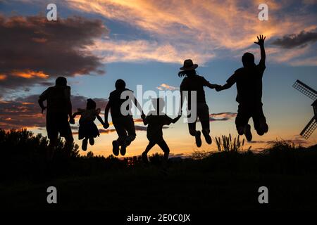 Faire rebondir une famille le coucher du soleil main dans la main Banque D'Images