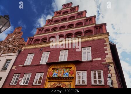 Lueneburg, Allemagne, décembre 8., 2020: Magnifiquement restauré bâtiment en brique gothique dans la zone piétonne avec une ancienne pharmacie historique Banque D'Images