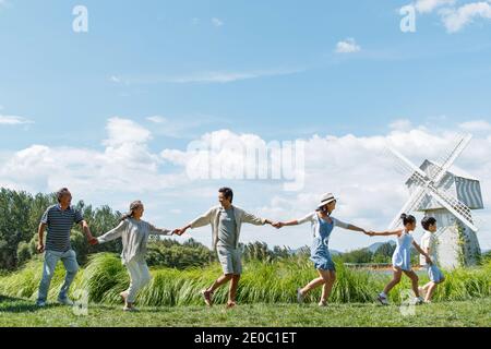 Le bonheur de la famille en banlieue Banque D'Images