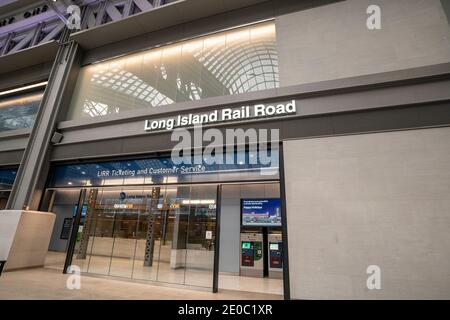 New York, États-Unis. 30 décembre 2020. Vue de l'intérieur de la salle de train Moynihan lors de l'annonce de l'ouverture officielle par le gouverneur Andrew Cuomo. Le projet a transformé le bâtiment James A. Farley, âgé de 100 ans, en un centre de transport de classe mondiale. Le hall a été nommé d'après le regretté sénateur américain Daniel Patrick Moynihan qui voulait transformer l'ancien bâtiment de poste en centre de transport. (Photo de Lev Radin/Pacific Press) crédit: Pacific Press Media production Corp./Alay Live News Banque D'Images