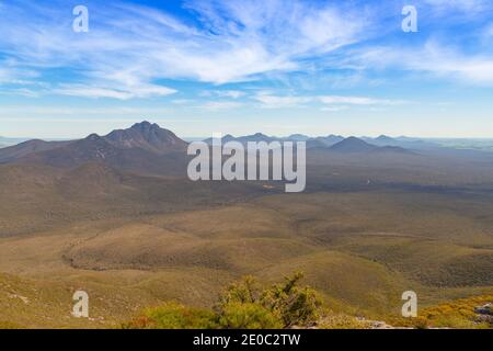 Vue sur le parc national Valley of the Sirtling Range près d'Albany en Australie occidentale depuis le mont Trio Banque D'Images