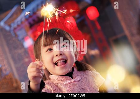 La jolie petite fille avec des feux d'artifice Banque D'Images