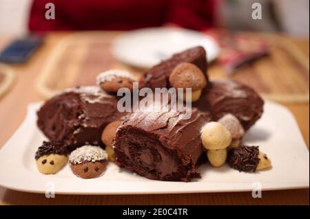 Gâteau au chocolat de Noël décoré avec des biscuits sur une assiette blanche Banque D'Images