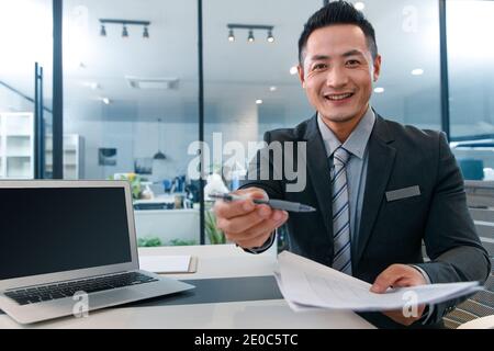 Les jeunes hommes le personnel du service Banque D'Images