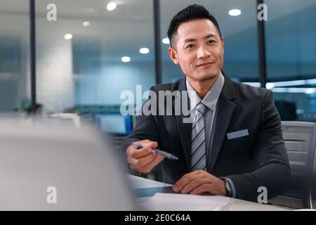 Les jeunes hommes le personnel du service Banque D'Images