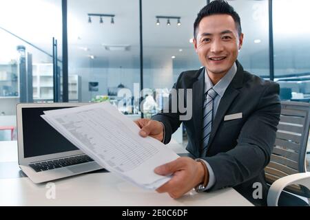 Les jeunes hommes le personnel du service Banque D'Images