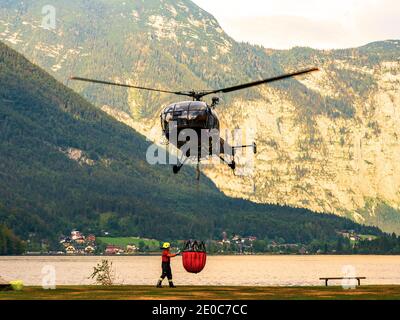 Hallstatt / Autriche 08.22. 2018. feu sur les montagnes. Le pompier et les équipes de secours travaillent ensemble. Firesmans à Hallstatt, côté partie du lac. Banque D'Images