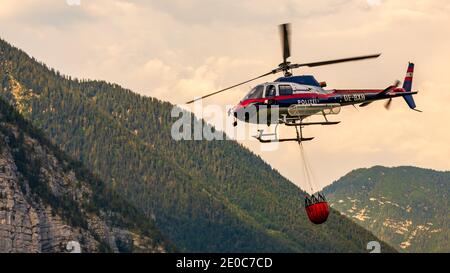 Hallstatt / Autriche 08.22. 2018. feu sur les montagnes. Le pompier et les équipes de secours travaillent ensemble. Firesmans à Hallstatt, côté partie du lac. Banque D'Images