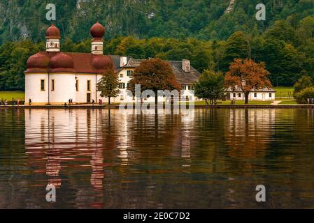 Lac Konigsee avec St Bartholomew church entouré de montagnes, le parc national de Berchtesgaden, en Bavière, Allemagne Banque D'Images