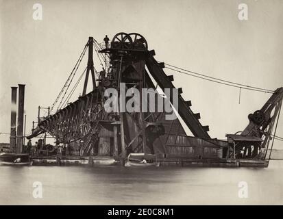 Photographie vintage du XIXe siècle - dragage à vapeur, barge de dragage sur le Nil, Égypte, vers 1890. Banque D'Images