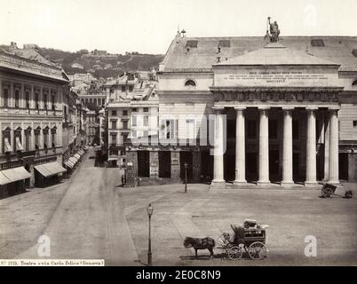 Photographie d'époque du XIXe siècle - le Teatro Carlo Felice, principal opéra de Gênes, en Italie, utilisé pour des spectacles d'opéra, de ballet, de musique orchestrale et de récitals. Il est situé sur le côté de la Piazza de Ferrari. Image c.1880. Banque D'Images