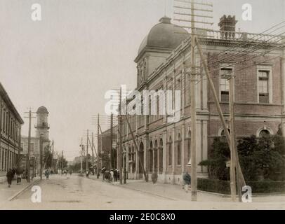 Photographie d'époque du XIXe siècle - scène de rue et vue de la poste, Yokohama, Japon Banque D'Images