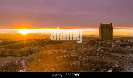 ECOSSE, Smailholm Tower, Scottish Borders, Royaume-Uni. 31 décembre 2020. Écosse, Royaume-Uni hiver soleil temps. Des conditions glacielles à la tour Smailholm, dans les frontières écossaises, alors que le soleil doré s'élève pour la dernière fois le 2020 sur le bâtiment historique en une année dominée par le virus coronavirus Covid. La tour Smailholm est une tour pelable à Smailholm, à environ 8 km à l'ouest de Kelso, dans les frontières écossaises. Sa situation dramatique, au sommet d'un crag de Lady Hill, la tour Smailholm a été construite à l'origine au XVe siècle ou au début du XVIe siècle par la famille Pringle. Crédit : phil wilkinson/Alay Live News Banque D'Images