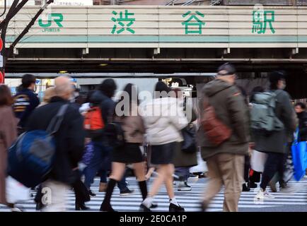 Tokyo, Japon. 31 décembre 2020. Des gens traversent une route dans le quartier de la mode de Shibuya à Tokyo, en raison de l'apparition du nouveau coronavirus le jeudi 31 décembre 2020. Le gouvernement métropolitain de Tokyo a annoncé un nombre record quotidien de 1,337 personnes infectées par le nouveau coronavirus le 31 décembre. Credit: Yoshio Tsunoda/AFLO/Alay Live News Banque D'Images