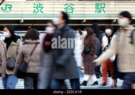 Tokyo, Japon. 31 décembre 2020. Des gens traversent une route dans le quartier de la mode de Shibuya à Tokyo, en raison de l'apparition du nouveau coronavirus le jeudi 31 décembre 2020. Le gouvernement métropolitain de Tokyo a annoncé un nombre record quotidien de 1,337 personnes infectées par le nouveau coronavirus le 31 décembre. Credit: Yoshio Tsunoda/AFLO/Alay Live News Banque D'Images