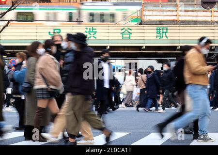 Tokyo, Japon. 31 décembre 2020. Des gens traversent une route dans le quartier de la mode de Shibuya à Tokyo, en raison de l'apparition du nouveau coronavirus le jeudi 31 décembre 2020. Le gouvernement métropolitain de Tokyo a annoncé un nombre record quotidien de 1,337 personnes infectées par le nouveau coronavirus le 31 décembre. Credit: Yoshio Tsunoda/AFLO/Alay Live News Banque D'Images