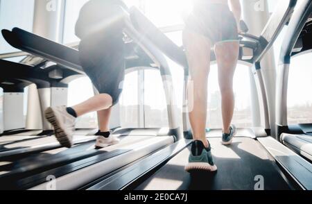 Vêtements de sport pour femme et baskets sur tapis roulant la salle de sport contre la fenêtre Banque D'Images