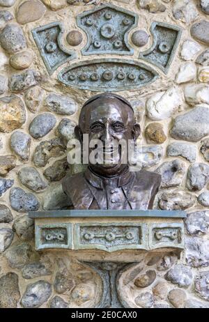 Statue du pape François au sanctuaire catholique romain de notre-Dame, chapelle du Slipper à Little Walsingham, Norfolk du Nord, Angleterre, Royaume-Uni Banque D'Images