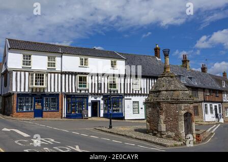 Boutiques et maisons aux façades traditionnelles dans le charmant village de Little Walsingham dans le nord de Norfolk, Angleterre, Royaume-Uni Banque D'Images