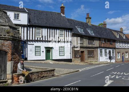 Boutiques et maisons aux façades traditionnelles dans le charmant village de Little Walsingham dans le nord de Norfolk, Angleterre, Royaume-Uni Banque D'Images