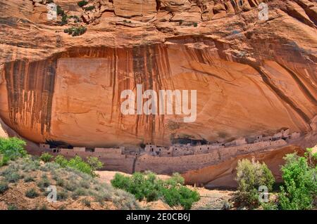 Ruines de Keet Seel, vernis du désert sur le mur de Skeleton Mesa, au monument national Navajo, Shonto plateau, Arizona, États-Unis Banque D'Images