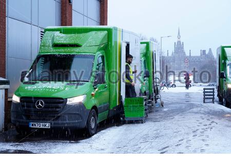 Édimbourg, Écosse, Royaume-Uni. 31 décembre 2020. Les livraisons finales à domicile de Waitrose pour 2020 sont chargées sur des fourgonnettes dans des conditions hivernales. Crédit : Craig Brown/Alay Live News Banque D'Images