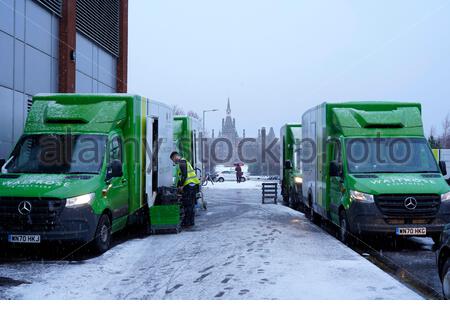 Édimbourg, Écosse, Royaume-Uni. 31 décembre 2020. Les livraisons finales à domicile de Waitrose pour 2020 sont chargées sur des fourgonnettes dans des conditions hivernales. Crédit : Craig Brown/Alay Live News Banque D'Images