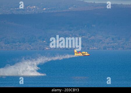 ANGUILLARA SABAZIA, ITALIE 31 DÉCEMBRE 2020. Un Bombardier 415 (Canadair CL-415) pratique de fabrication d'un bombardier amphibie en cas d'incendie et de sauvetage s'exécute alors qu'il ramasse l'eau du lac Bracciano. Credit: amer ghazzal / Alamy Live News Banque D'Images