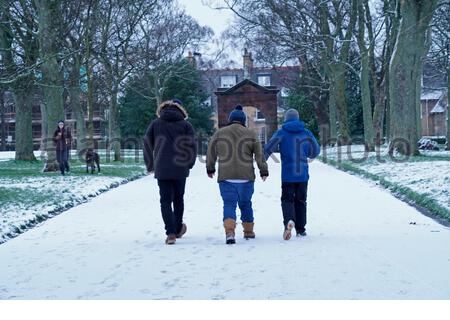 Édimbourg, Écosse, Royaume-Uni. 31 décembre 2020. Les gens qui apprécient le plein air dans le parc Inverleith après une lourde chute de neige le matin. Crédit : Craig Brown/Alay Live News Banque D'Images