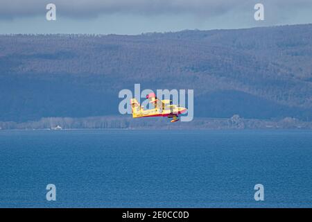 ANGUILLARA SABAZIA, ITALIE 31 DÉCEMBRE 2020. Un Bombardier 415 (Canadair CL-415) pratique de fabrication d'un bombardier amphibie en cas d'incendie et de sauvetage s'exécute alors qu'il ramasse l'eau du lac Bracciano. Credit: amer ghazzal / Alamy Live News Banque D'Images