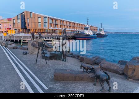 Autoportrait, sculpture Louis et Joe au port de Hobart, Australie Banque D'Images