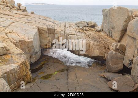 Le pont naturel dans le parc national de Torndirrup dans le en australie occidentale, au sud d'Albany Banque D'Images