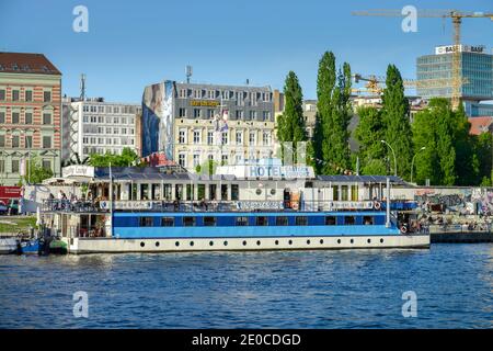 Hotelschiff Eastern Comfort, Muehlenstrasse, Spree, Friedrichshain, Berlin, Deutschland Banque D'Images