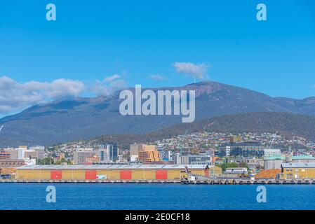 Mont Wellington au-dessus du port industriel de Hobart en Australie Banque D'Images