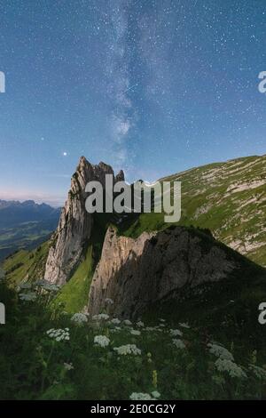 Voie lactée au-dessus du pic de Saxer Lucke en été, canton d'Appenzell, chaîne d'Alpstein, Suisse, Europe Banque D'Images