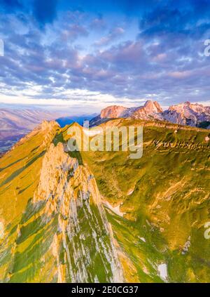 Nuages à l'aube au-dessus des sommets majestueux de Santis et Saxer Lucke, vue aérienne, canton d'Appenzell, chaîne d'Alpstein, Suisse, Europe Banque D'Images