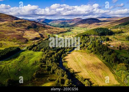 Vue aérienne du magnifique paysage autour du château de Dalnaglar, Glenshee, Perthshire, Écosse, Royaume-Uni, Europe Banque D'Images