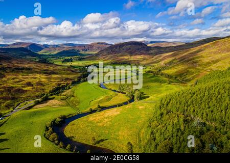 Vue aérienne du magnifique paysage autour du château de Dalnaglar, Glenshee, Perthshire, Écosse, Royaume-Uni, Europe Banque D'Images