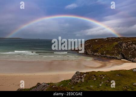 Arc-en-ciel sur une plage le long de la N500 (NC500) (North Coast 500), Écosse, Royaume-Uni, Europe Banque D'Images