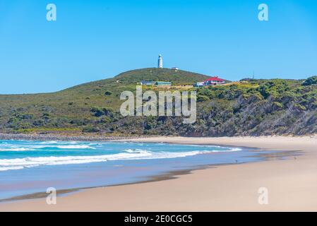 Phare de Cape Bruny surplombant la baie Lighthouse à Bruny Island en Tasmanie, en Australie Banque D'Images