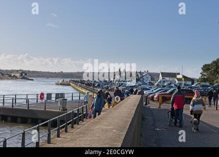 Les familles qui s'exercent sur Mudeford Quay pendant la pandémie de 2020 Jour d'hiver après Noël Banque D'Images