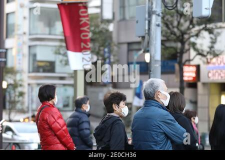 Tokyo, Japon. 31 décembre 2020. Des piétons portant un masque facial sont vus sur une route à Tokyo, Japon, le 31 décembre 2020. Le nombre de nouveaux cas quotidiens de COVID-19 à Tokyo a dépassé le seuil des 1,000 pour la première fois depuis l'épidémie, a déclaré le gouverneur Yuriko Koike jeudi, avertissant que la troisième vague qui frappe la capitale est de « taille sans précédent ». Credit: Du Xiaoyi/Xinhua/Alay Live News Banque D'Images