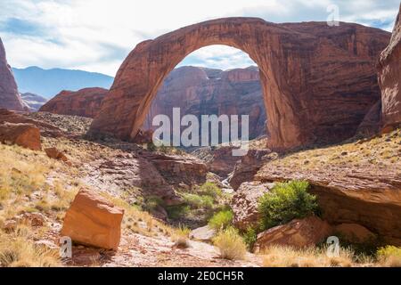 Vue sur le paysage rocheux jusqu'au monument national de Rainbow Bridge, au terrain de loisirs national de Glen Canyon, Utah, États-Unis d'Amérique Banque D'Images