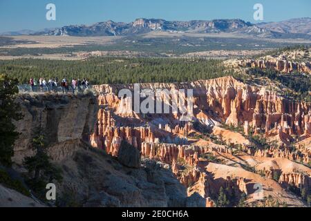 Les visiteurs qui regardent l'amphithéâtre Bryce depuis le Rim Trail à Bryce point, parc national de Bryce Canyon, Utah, États-Unis d'Amérique Banque D'Images