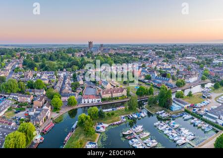 Vue sur la cathédrale d'Ely avec la marina d'Ely et la rivière Great Ouse en premier plan, Ely, Cambridgeshire, Angleterre, Royaume-Uni, Europe Banque D'Images