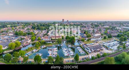 Vue sur la cathédrale d'Ely avec la marina d'Ely et la rivière Great Ouse en premier plan, Ely, Cambridgeshire, Angleterre, Royaume-Uni, Europe Banque D'Images