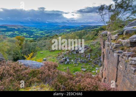 Vue vers Hathersage depuis Lawrencefield pendant l'automne, Hathersage, Hope Valley, Derbyshire Peak District, Derbyshire, Angleterre, Royaume-Uni Banque D'Images