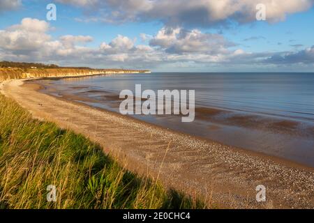 Vue sur Flamborough Head depuis le rivage de North Beach, Bridlington, North Yorkshire, Angleterre, Royaume-Uni, Europe Banque D'Images