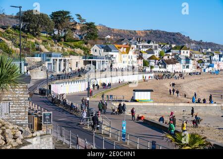 Lyme Regis, Dorset, Royaume-Uni. 31 décembre 2020. Météo au Royaume-Uni: Les gens du coin font le meilleur du temps frais, lumineux et ensoleillé à la Saint-Sylvestre à la station balnéaire de Lyme Regis. La ville populaire est plus calme que d'habitude car la ville entre dans le niveau 3, ce qui porte un coup supplémentaire aux entreprises d'accueil locales à ce qui devrait être l'une des périodes les plus achalandées de l'année. Credit: Celia McMahon/Alamy Live News Banque D'Images