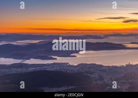 Vue sur Hobart au lever du soleil depuis le mont Wellington en Australie Banque D'Images